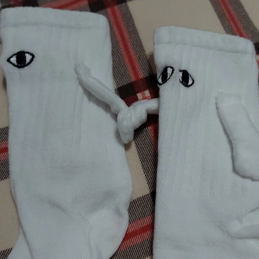 NIP Set of 2 Magnetic Hands Socks. - Picture 3 of 4